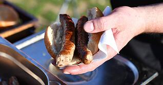 Bratwurst im Weckle: der Klassiker auf den Sportplätzen in Deutschland.