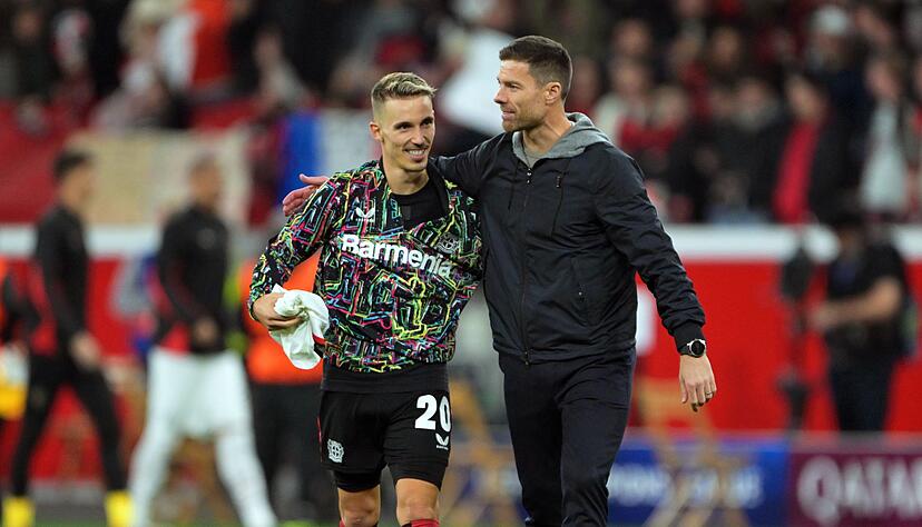 Alejandro Grimaldo (l.) mit seinem Ex-Trainer und Landsmann Xabi Alonso. (Archivbild)