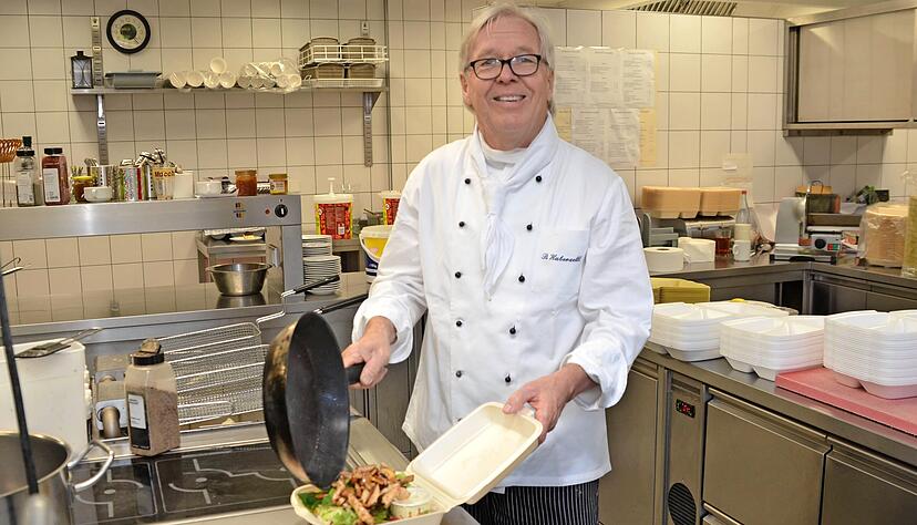 Statt auf Tellern richtet Bernhard Haberzettl im Restaurant Stettenfels seine Speisen wieder in Mitnahme-Behältern an.
Foto: Stefanie Pfäffle