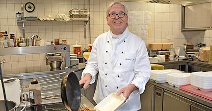 Statt auf Tellern richtet Bernhard Haberzettl im Restaurant Stettenfels seine Speisen wieder in Mitnahme-Behältern an.
Foto: Stefanie Pfäffle