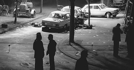 Tatort Köln: Das querstehende Sperrfahrzeug, dann der Wagen Schleyers, im Vordergrund der Mercedes des Begleitschutzes. Ganz links steht der Kinderwagen, den Sieglinde Hofmann schob.