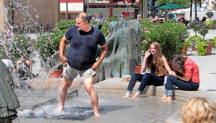 Bei über 30 Grad diente 2012 auch der Komödiantenbrunnen in der Heilbronner Innenstadt zur Abkühlung. Foto: Archiv/Sawatzki Bei über 30 Grad diente 2012 auch der Komödiantenbrunnen in der Heilbronner Innenstadt zur Abkühlung. Foto: Archiv/Sawatzki