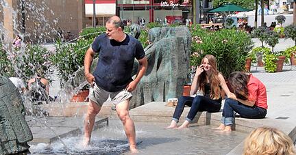 Bei über 30 Grad diente 2012 auch der Komödiantenbrunnen in der Heilbronner Innenstadt zur Abkühlung.  Foto: Archiv/Sawatzki