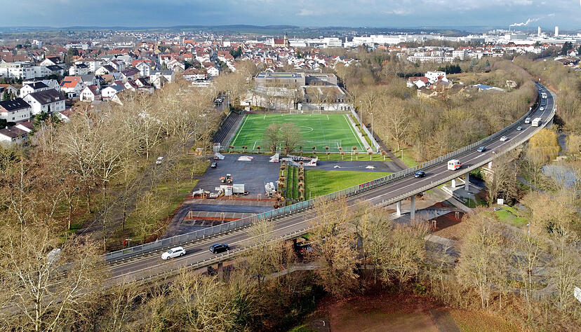 Die Sulmtalbrücke der B27 in Neckarsulm ist eine der größten im Land, in denen der gefährliche Spannstahl verbaut ist. Die Sulmtalbrücke der B27 in Neckarsulm ist eine der größten im Land, in denen der gefährliche Spannstahl verbaut ist.