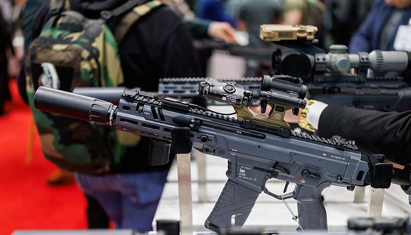 Schallgedämpfte H&K-Sturmgewehre des Typs G39, die von Spezialkräften der Bundeswehr genutzt werden, an einem Messestand der Nürnberger Waffenmesse Enforce Tac (Archivbild) Schallgedämpfte H&K-Sturmgewehre des Typs G39, die von Spezialkräften der Bundeswehr genutzt werden, an einem Messestand der Nürnberger Waffenmesse Enforce Tac (Archivbild)