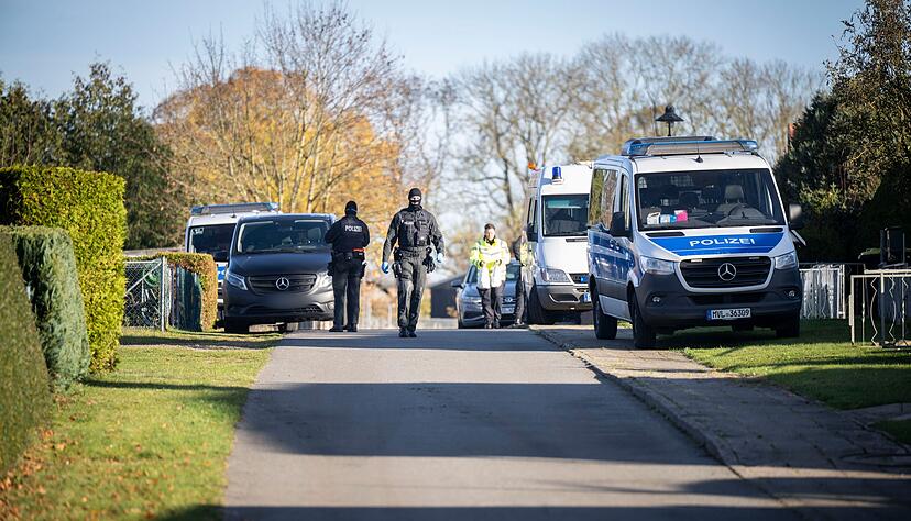 Rund 120 Einsatzkräfte durchsuchen mehrere Objekte in Reimershagen und Rum Kogel bei Güstrow. Rund 120 Einsatzkräfte durchsuchen mehrere Objekte in Reimershagen und Rum Kogel bei Güstrow.