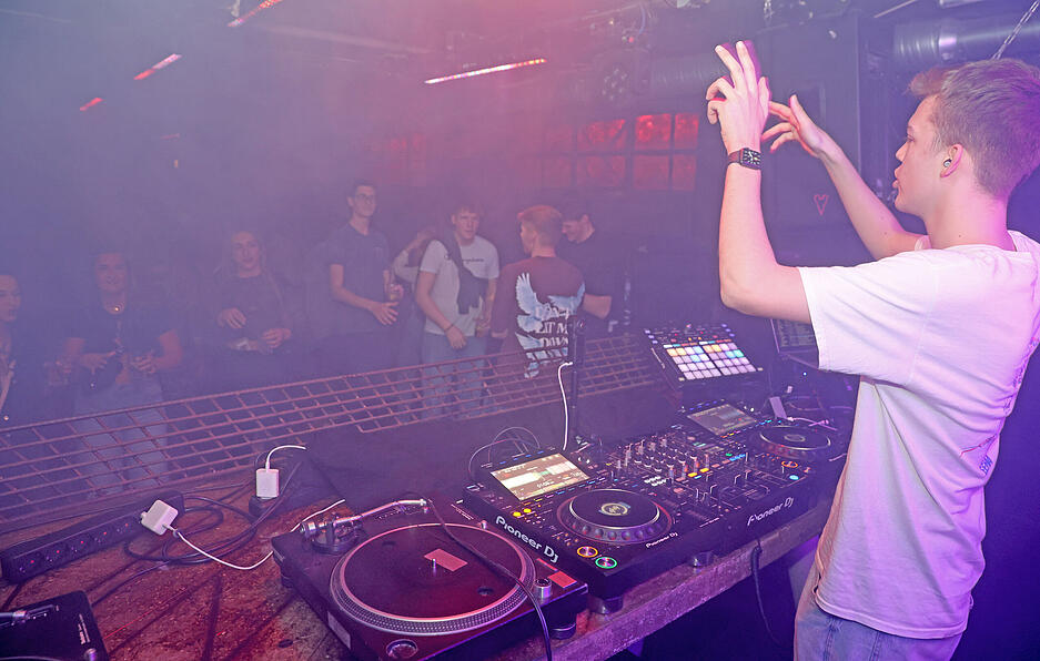 Zu früherer Stunde: Feiernde bei der Early Bird Party im Mobilat Zu früherer Stunde: Feiernde bei der Early Bird Party im Mobilat