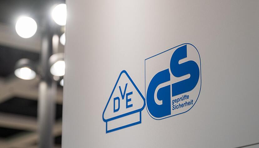 Das GS-Zeichen steht für «Geprüfte Sicherheit» und ist ein anerkanntes Prüfzeichen für Produkte, die den deutschen und europäischen Sicherheits- und Gesundheitsschutzanforderungen entsprechen. Das GS-Zeichen steht für «Geprüfte Sicherheit» und ist ein anerkanntes Prüfzeichen für Produkte, die den deutschen und europäischen Sicherheits- und Gesundheitsschutzanforderungen entsprechen.