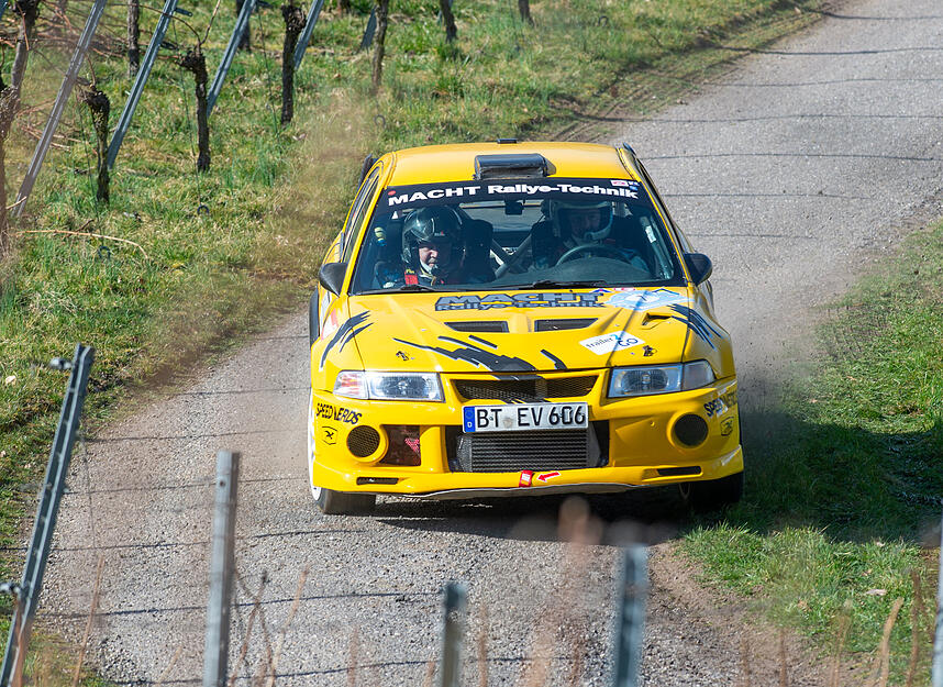 John Macht und Tobias Glatzel ließen mit ihrem Mitsubishi Evolution VI auf den engen Weinberg-Straßen bei Oberhöfen vieles erstaunlich leicht aussehen. John Macht und Tobias Glatzel ließen mit ihrem Mitsubishi Evolution VI auf den engen Weinberg-Straßen bei Oberhöfen vieles erstaunlich leicht aussehen.