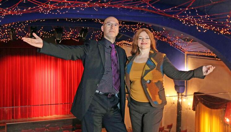 Laden am 9. November zu einem Tag der offenen T&uuml;r ins Alte Theater Sontheim ein: Karin Katharina Huber und Markus Behles.
Foto: Andreas Veigel