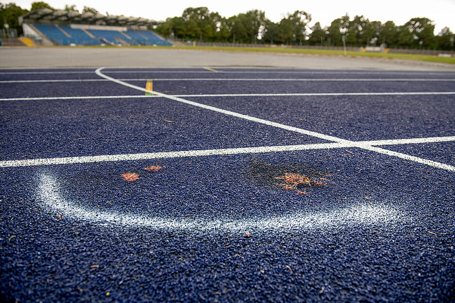 Rasen im Frankenstadion ist nach Ärzte-Konzert ein Acker, Tartanbahn beschädigt Rasen im Frankenstadion ist nach Ärzte-Konzert ein Acker, Tartanbahn beschädigt