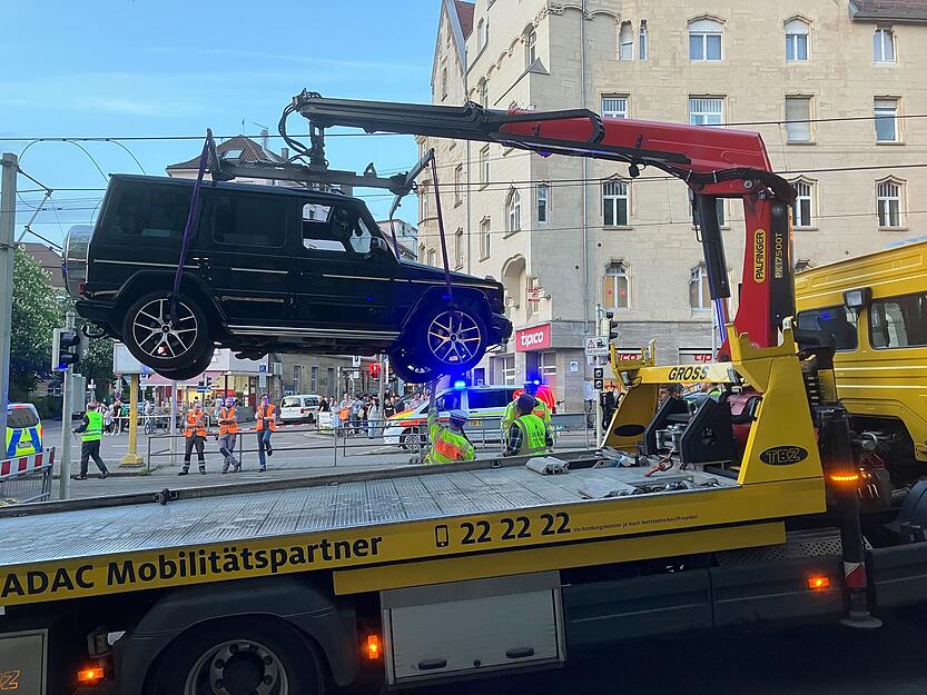 Das Unglücksfahrzeug wird am Abend abtransportiert.
