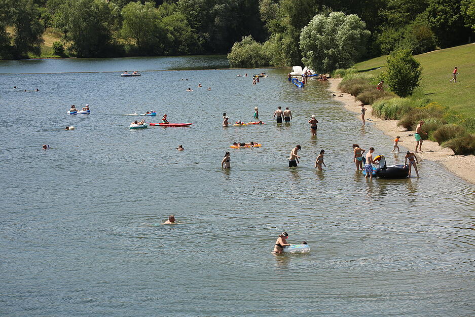 Viele Badegäste zogen die hochsommerlichen Temperaturen über 30 Grad an die Badeseen im Landkreis Heilbronn. So auch an den Badesee Ehmetsklinge. Viele Badegäste zogen die hochsommerlichen Temperaturen über 30 Grad an die Badeseen im Landkreis Heilbronn. So auch an den Badesee Ehmetsklinge.