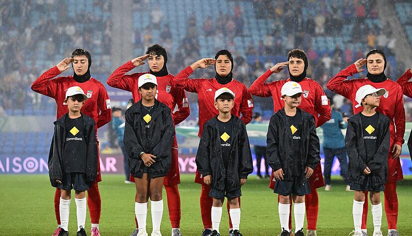 Iranische Spielerinnen salutieren beim dritten Gruppenspiel w&auml;hrend der Nationalhymne.