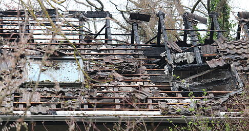 Das ausgebrannte Wohnhaus in Kirchardt soll dem "Bergbau-K&ouml;nig" R. geh&ouml;ren.