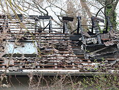 Das ausgebrannte Wohnhaus in Kirchardt soll dem "Bergbau-K&ouml;nig" R. geh&ouml;ren.