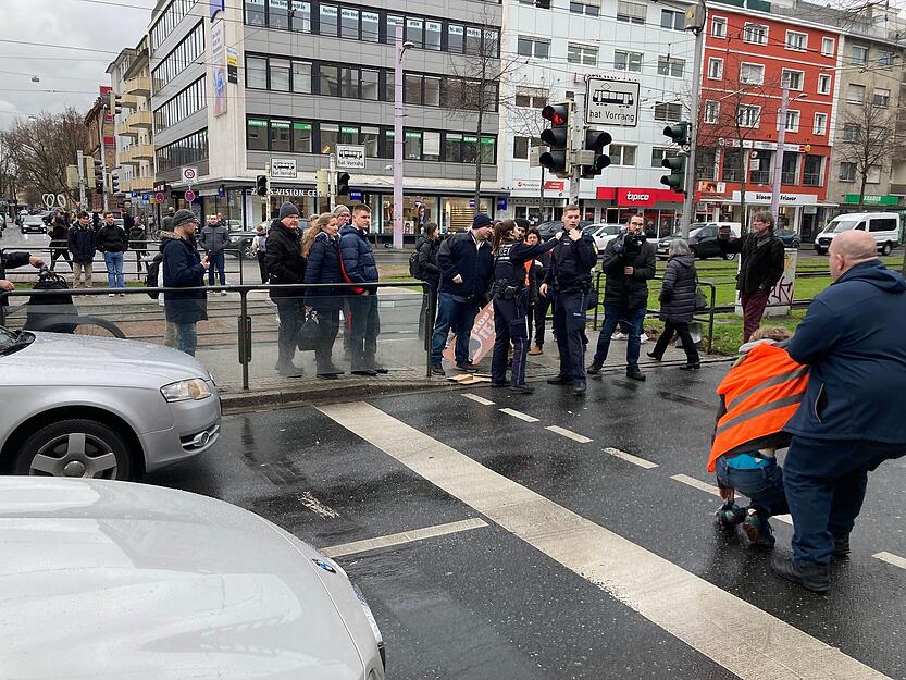 "Letzte Generation" blockiert Straße in Mannheim