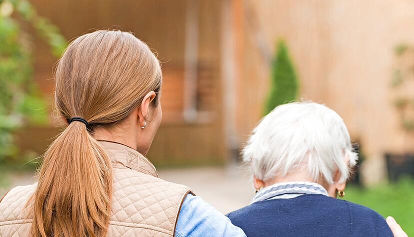 Alte Menschen kommen zu Hause oft noch gut zurecht, brauchen aber hin und wieder Unterstützung. Betroffene und deren Familien haben verschiedene Möglichkeiten, diese Hilfe zu organisieren.
Foto: Ocskay Bence/stock.adobe.com Alte Menschen kommen zu Hause oft noch gut zurecht, brauchen aber hin und wieder Unterstützung. Betroffene und deren Familien haben verschiedene Möglichkeiten, diese Hilfe zu organisieren.
Foto: Ocskay Bence/stock.adobe.com