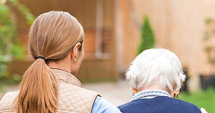 Alte Menschen kommen zu Hause oft noch gut zurecht, brauchen aber hin und wieder Unterstützung. Betroffene und deren Familien haben verschiedene Möglichkeiten, diese Hilfe zu organisieren.
Foto: Ocskay Bence/stock.adobe.com