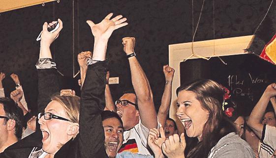 1:0 f&uuml;r Deutschland! Die Anspannung im Emma weicht einem gigantischen Jubel.