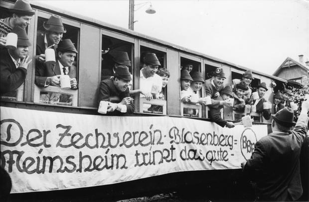 Der "Zechverein Blasenberg" Meimsheim, der allein zwei Waggons belegt, sorgt beim Abschiedsfest für viel Stimmung.