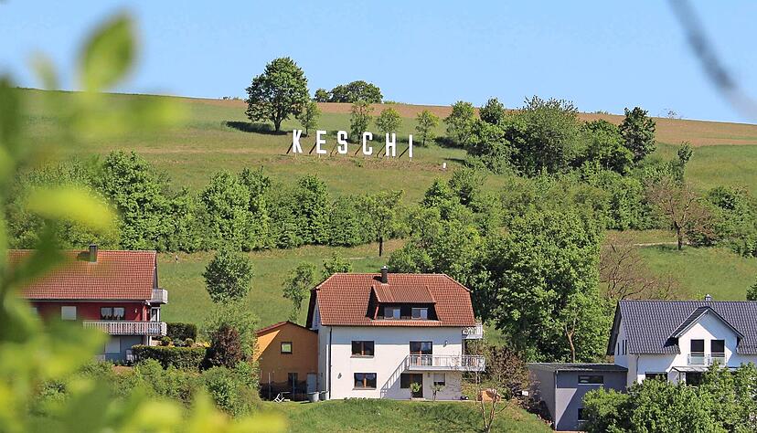 Einer Gruppe Oberkessacher haben in Anlehnung an den bekannten "Hollywood"-Schriftzug das Schild "Keschi" aufgestellt.