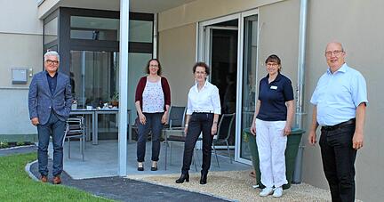 Bürgermeister Klaus-Peter Waldenberger (von links), Silke Link (Pflegedienstleitung), Cornelia Wagner (Geschäftsführerin), Angela Huber-Fuchsloch (Leiterin Tagespflege) und Pfarrer Gunter Bareis in der neuen Tagespflege.