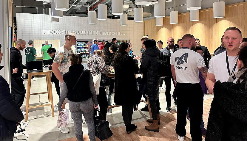 Bei der Eröffnung des Fitnessstudios McFit  in Heilbronn am Kiliansplatz war einiges los. Bei der Eröffnung des Fitnessstudios McFit  in Heilbronn am Kiliansplatz war einiges los.