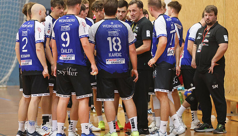 Personalwechsel beim TSV Weinsberg am Saisonende: Stefan Martin (rechts) wird das Amt von Cheftrainer Edin Hadzimuhamedovic (3.v.r.) übernehmen.