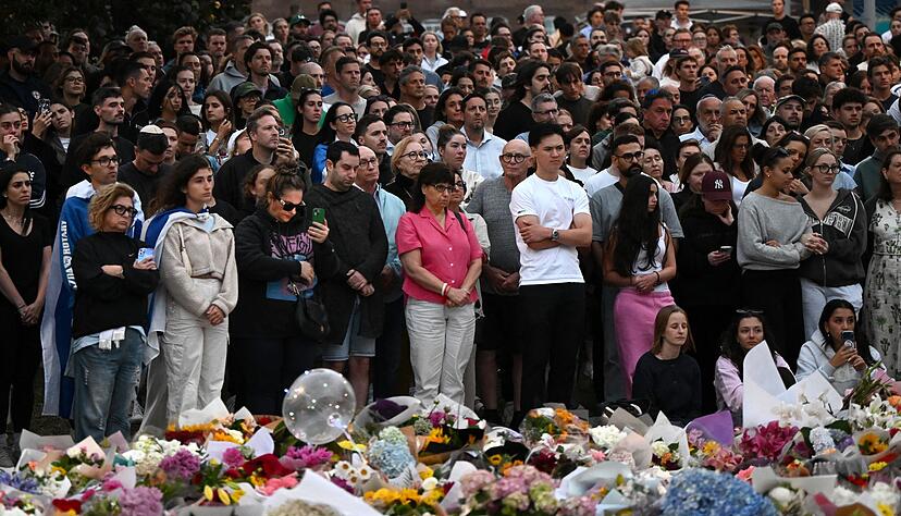 Zahlreiche Trauernde nehmen an einer Mahnwache an einer Gedenkst&auml;tte in Bondi Beach in Sydney teil