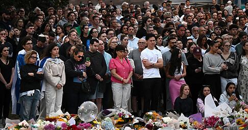 Zahlreiche Trauernde nehmen an einer Mahnwache an einer Gedenkst&auml;tte in Bondi Beach in Sydney teil