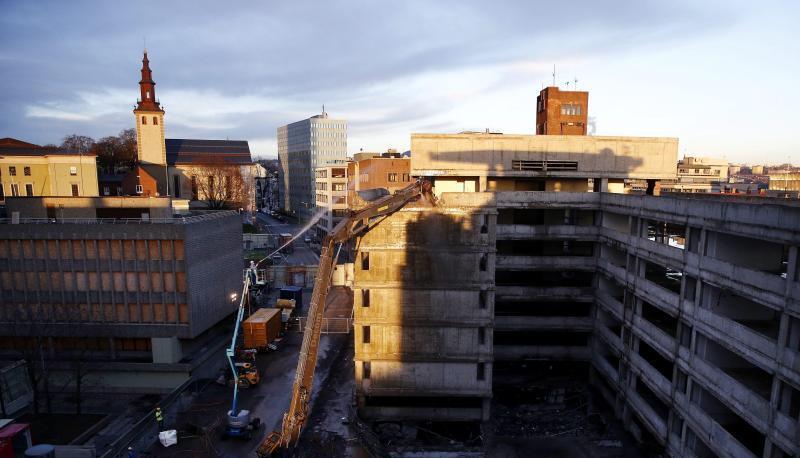 Eines der Regierungsgeb&auml;ude in Oslo, die Anders Breivik mit Bomben attackiert hatte, wird im Dezember 2014 abgerissen. Foto:&nbsp;Cornelius Poppe/Archiv