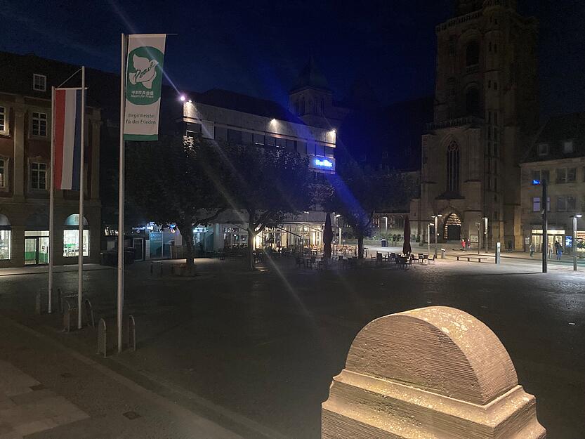 Die israelische Flagge vor dem Heilbronner Rathaus wurde in der Nacht auf Mittwoch heruntergerissen und zertrampelt. Am Mittwochmorgen wurde eine neue Flagge gehisst.