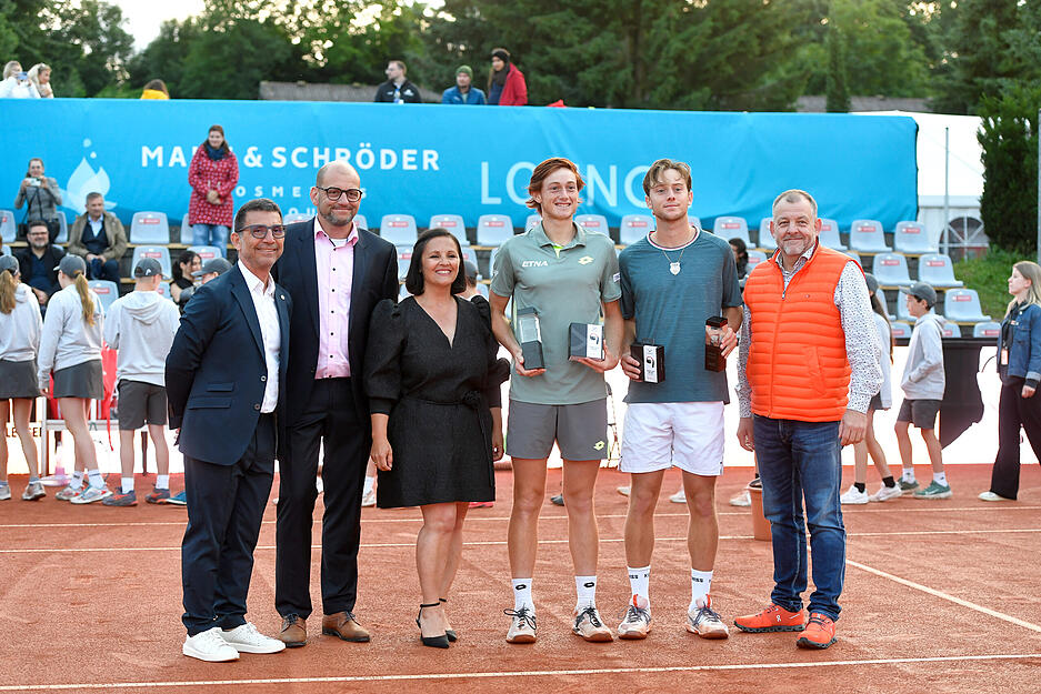 Gruppenbild mit strahlendem Sieger: Der Peruaner Ignacio Buse (Dritter von rechts) hat den 11. Neckar-Cup gewonnen.
