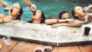 Mund auf und rein mit dem Alkohol: In Party-Orten wie Lloret de Mar gehört bewusstes Zudröhnen zum Alltag. Unterländer Mädchen berichten, wie Auswüchse sie ekelten. Mund auf und rein mit dem Alkohol: In Party-Orten wie Lloret de Mar gehört bewusstes Zudröhnen zum Alltag. Unterländer Mädchen berichten, wie Auswüchse sie ekelten.