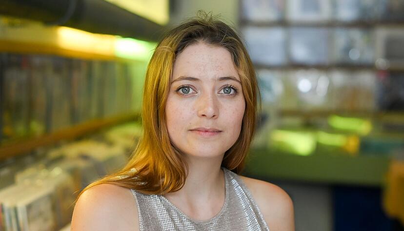 Ihr schlechtester Kuss sei damit geendet, &laquo;dass sich unsere Zahnspangen verhakten&raquo;, sagte die 1989 in London geborene Pla&szlig; der Zeitschrift &laquo;Gala&raquo;.