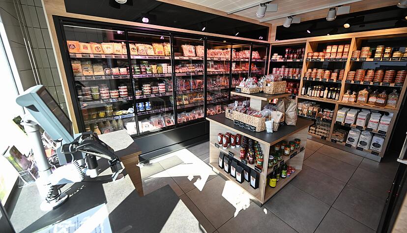 Ein Selbstbedienungsladen einer Metzgerei in Baden-W&uuml;rttemberg. Fleischwaren werden hier ohne Verkaufspersonal angeboten.