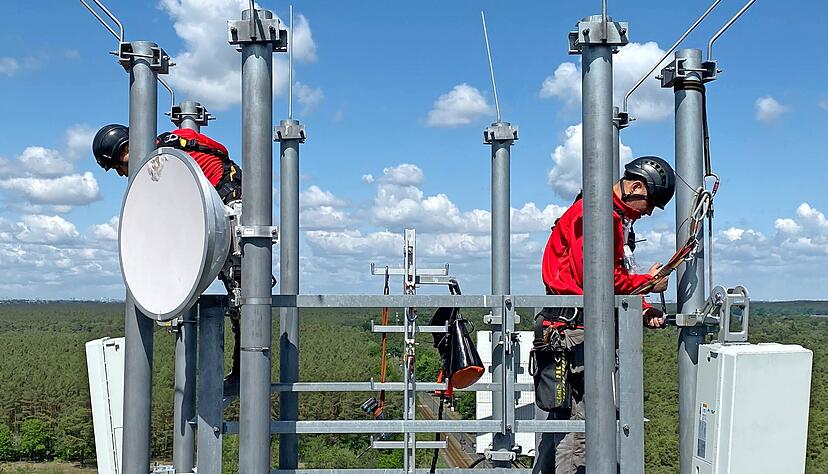 Arbeiter in Berlin montieren auf einem Funkmast in gut 50 Meter H&ouml;he Antennen f&uuml;r die neue Mobilfunk-Generation 5G: Auch in der Region hat der Ausbau begonnen. Foto: dpa
