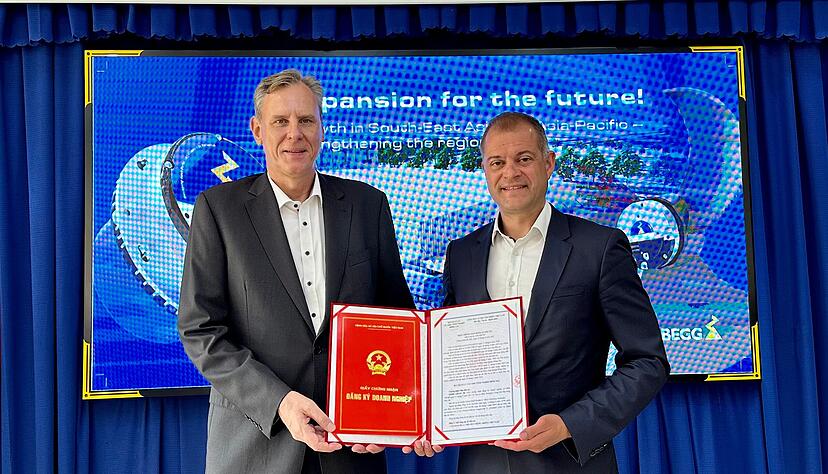 Alexander Reich (links), der neue Geschäftsführer von Ziehl-Abegg Vietnam, und Produktionsvorstand Joachim Ley mit der Urkunde zur Eintragung der neuen Gesellschaft. Alexander Reich (links), der neue Geschäftsführer von Ziehl-Abegg Vietnam, und Produktionsvorstand Joachim Ley mit der Urkunde zur Eintragung der neuen Gesellschaft.