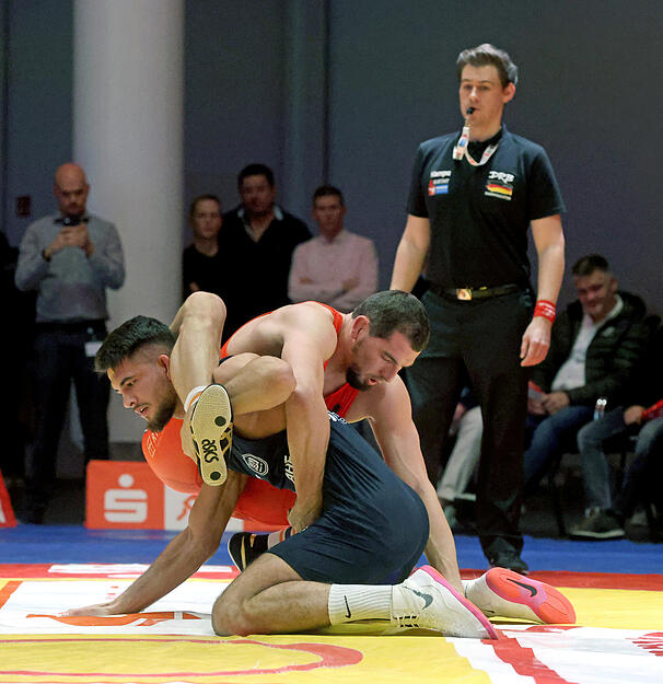 Ringen 1. Bundesliga West, Red Devils Heilbronn gegen KSV Witten 07, Absupiyan Magomedov (HN) gegen Kiril Kildau