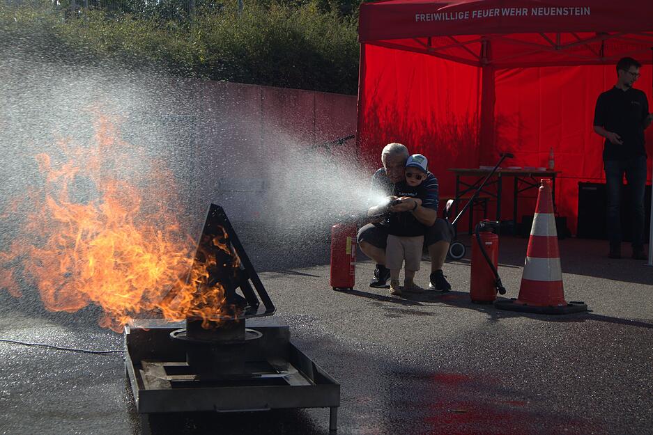 Feuerlöschen wie die Profis bei der Gewerbeschau in Neuenstein.