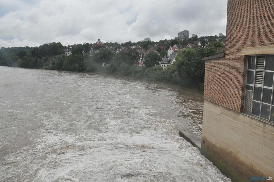 Wasser str&ouml;mt am 25.06.2016 an der Staustufe des Neckar bei Stuttgart-Hofen (Baden-W&uuml;rttemberg)  durch die defekte Schleuse. Durch starken Regen und den Defekt sind Wassermassen in Ort hineingeflossen. Foto: Andreas Rosar/dpa +++(c) dpa - Bildfunk+++ | Verwendung weltweit