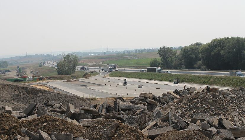 Weit vorangeschritten sind die Bauarbeiten für den Parkplatz beim Bad Rappenauer Teilort Bonfeld: Hier können insgesamt 33 Lkw abgestellt werden. Es gibt Flächen für vier Busse und 49 Autos.
Foto: Simon Gajer Weit vorangeschritten sind die Bauarbeiten für den Parkplatz beim Bad Rappenauer Teilort Bonfeld: Hier können insgesamt 33 Lkw abgestellt werden. Es gibt Flächen für vier Busse und 49 Autos.
Foto: Simon Gajer