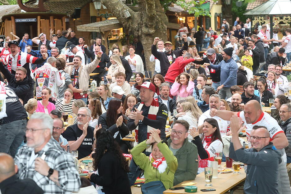 Jubel im Heilbronner Biergarten Foodcourt beim Public Viewing zum DFB-Pokalfinale. Jubel im Heilbronner Biergarten Foodcourt beim Public Viewing zum DFB-Pokalfinale.