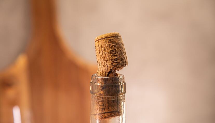 Beim Herauskommen rei&szlig;t der Korken.