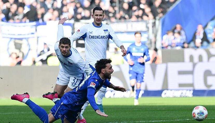 Lieferten sich ein umk&auml;mpftes Duell: Karlsruhes Fabian Schleuener und Marton Dardai von der Hertha.