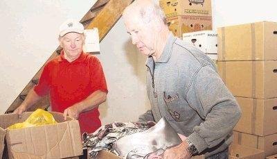 Blusen, Pullover, Decken: Helmut Heimberger (rechts) und Josef Giemsa nehmen die Spenden an und packen alles in Kartons. Ein Lkw macht sich demn&auml;chst auf den Weg nach Georgien.Foto: te Pl&uuml;ckthun