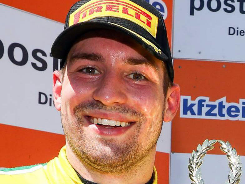 Im letzten Lauf des ADAC GT Masters f&auml;hrt der Erlenbacher auf dem Hockenheimring noch um den Titel. Doch eine unverschuldete Kollision kostet ihn die Kr&ouml;nung einer starken Saison. Trotz des undankbaren Platz vier in der Fahrerwertung z&auml;hlt Pommer zu den Gewinnern.