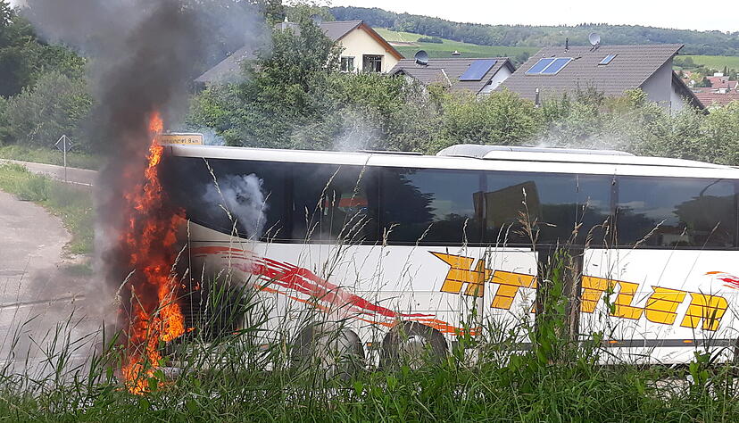 Der Busfahrer versuchte vergeblich, das Feuer mit einem Feuerlöscher zu löschen. Leserfoto: Stefan Negrea