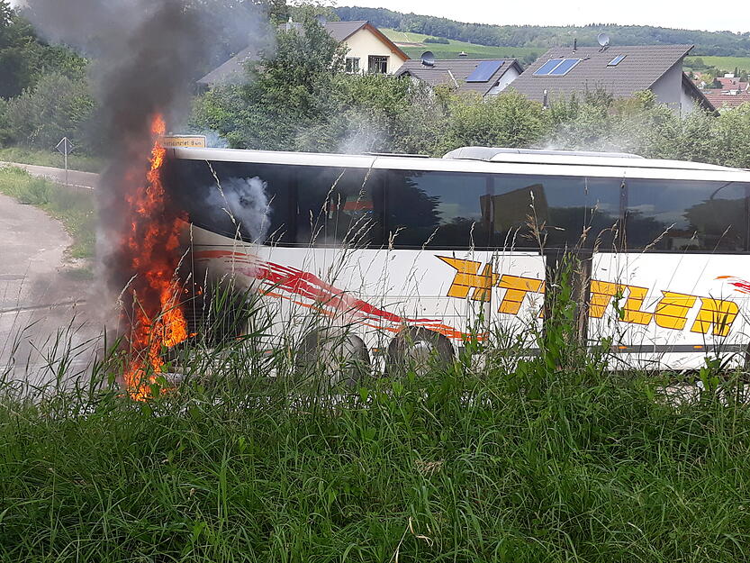 Der Busfahrer versuchte vergeblich, das Feuer mit einem Feuerlöscher zu löschen. Leserfoto: Stefan Negrea